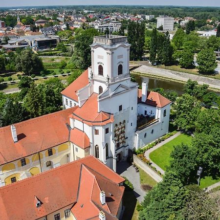 Hotel Domus Collis Győr Buitenkant foto