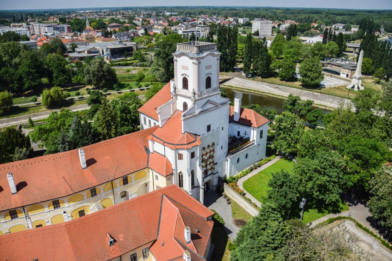 Hotel Domus Collis Győr Buitenkant foto